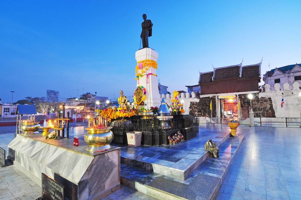 Thao-Suranari-Monument-1