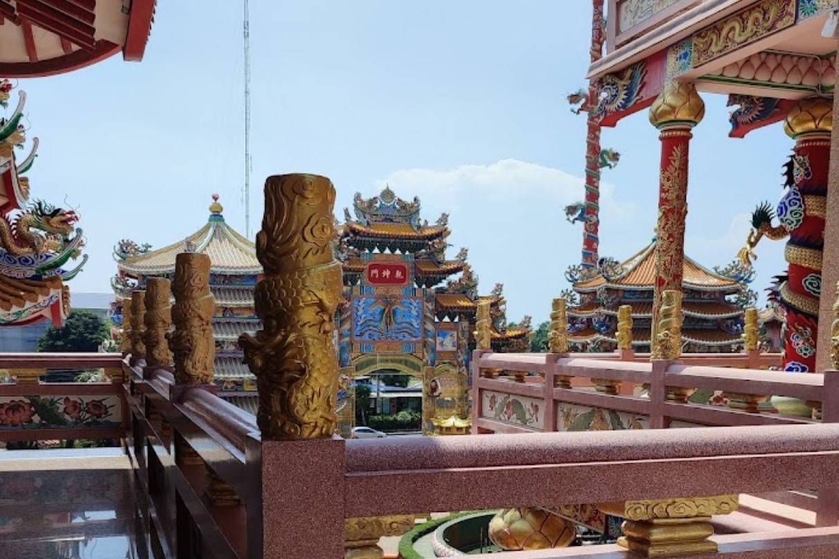 Thep-Sathit-Phra-Ki-Ti-Chaloem-Shrine-4