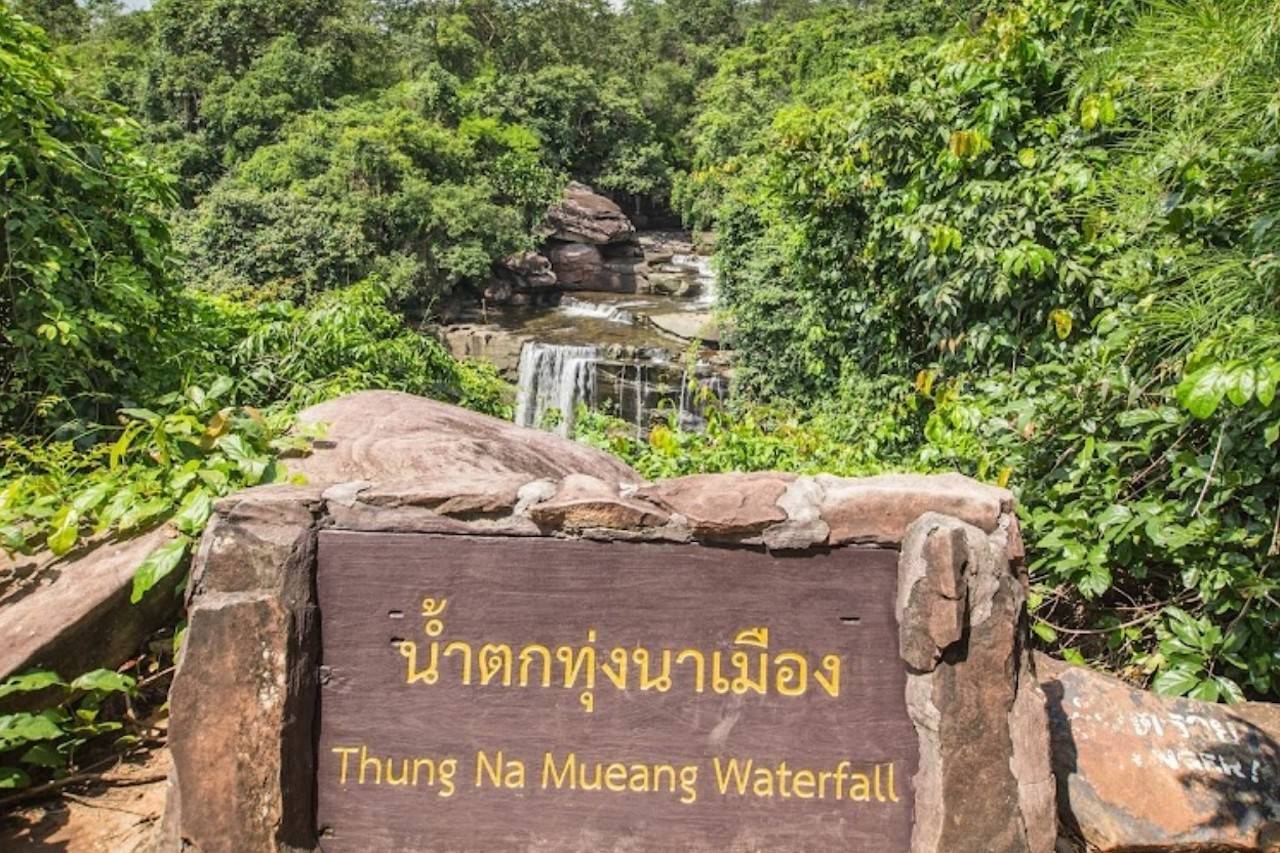 Thung-Na-Mueang-Waterfall-5