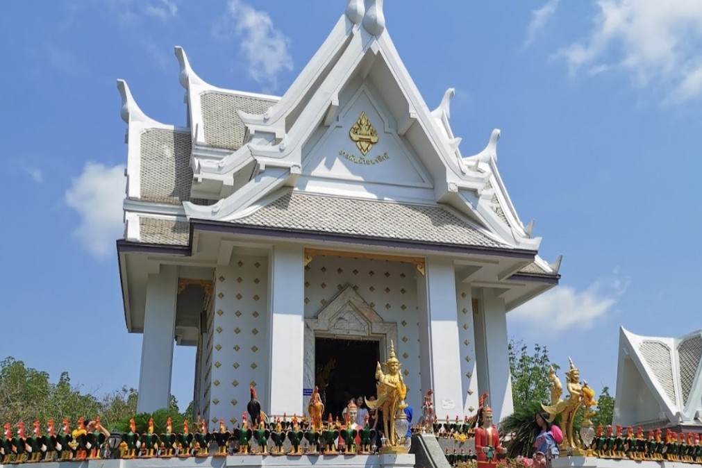Phanthai-Norasing-Shrine-1