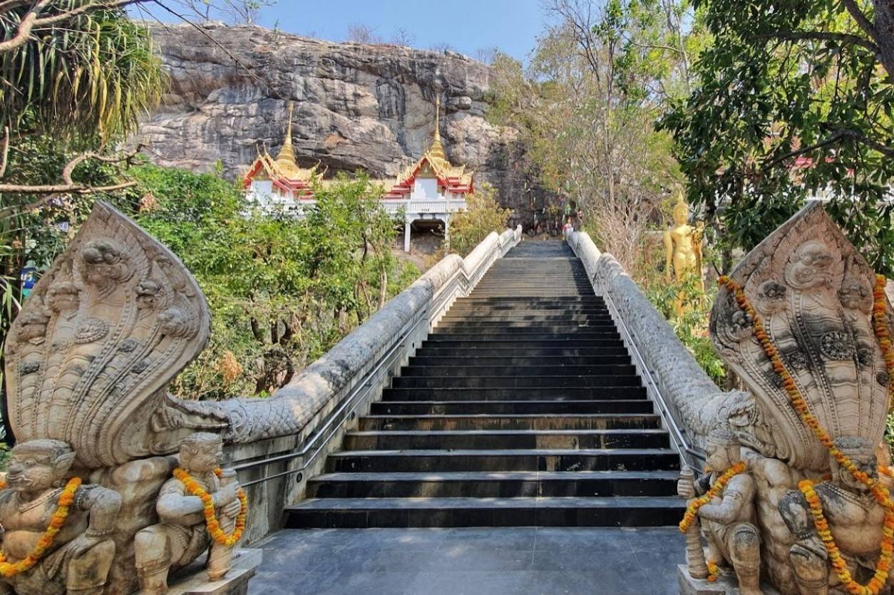 Wat-Phra-Phutthachai-2