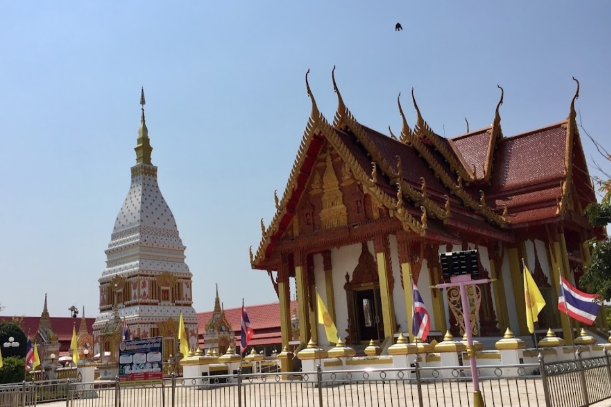 Wat-Phra-That-Renu-1
