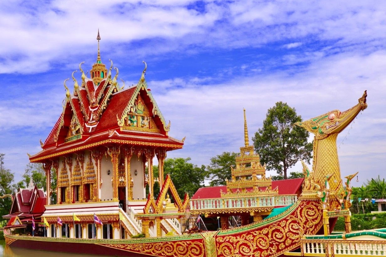 Wat-Phra-That-Suphannahong-1