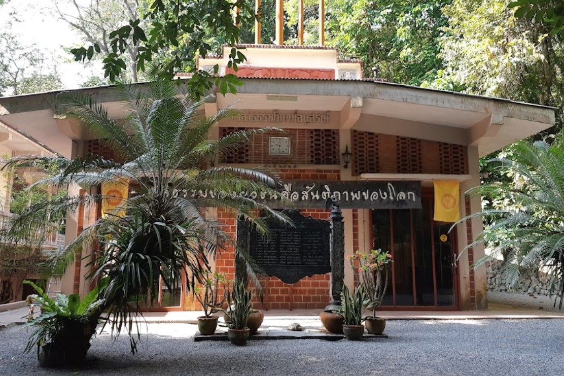 Wat-Suan-Mok-Phalaram-4